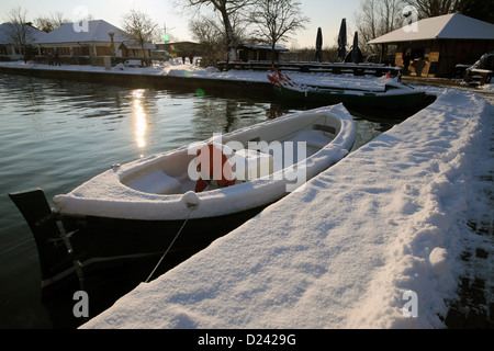 Schnee bedeckt ein Boot und ein Pier in Wustrow, Deutschland, 13. Januar 2013. Foto: Bernd Wuestneck Stockfoto