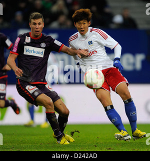 Hamburgs Son Heung-Min (R) und Österreichs Kaja Rogulj wetteifern um die Kugel während der Fußball freundliche Hamburger SV Vs FK Austria Wien in Imtech Arena in Hamburg, Deutschland, 12. Januar 2013. Das Spiel endete 2:0. Foto: Axel Heimken Stockfoto