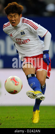 Hamburgs Son Heung-Min geht der Ball während der Fußball freundliche Hamburger SV Vs FK Austria Wien in Imtech Arena in Hamburg, Deutschland, 12. Januar 2013. Das Spiel endete 2:0. Foto: Axel Heimken Stockfoto