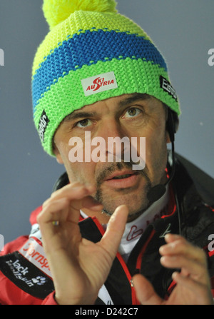 Deutsche Trainer der österreichischen Nationalmannschaft Remo Krug Gesten während der Männer 10 km Sprint-Rennen der Biathlon-Weltcup in der Chiemgau Arena in Ruhpolding, Deutschland, 12. Januar 2013. Foto: Andreas Gebert Stockfoto