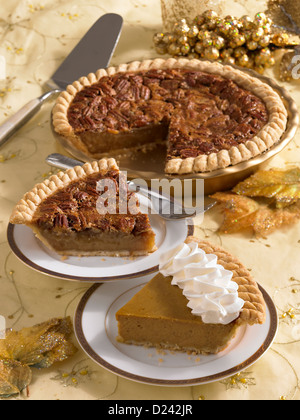 Pecan und Kürbis Kreissegment mit einer ganzen Pecan Pie wenn eine festliche Einstellung Stockfoto