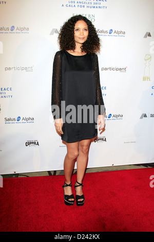 Thandie Newton besucht das Kino für Peace Foundation 2013 Gala For Humanity im Beverly Hills Hotel am 11. Januar 2013 in Beverly Hills, Kalifornien. Stockfoto