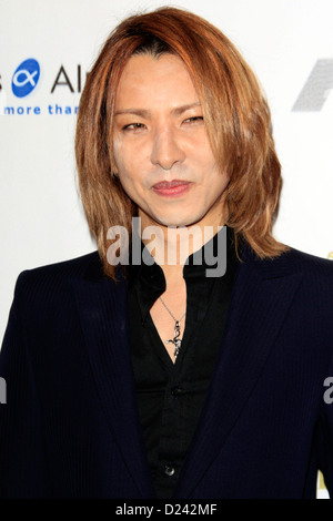 Yoshiki besucht das Kino für Peace Foundation 2013 Gala For Humanity im Beverly Hills Hotel am 11. Januar 2013 in Beverly Hills, Kalifornien. Stockfoto