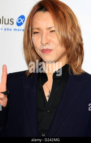 Yoshiki besucht das Kino für Peace Foundation 2013 Gala For Humanity im Beverly Hills Hotel am 11. Januar 2013 in Beverly Hills, Kalifornien. Stockfoto