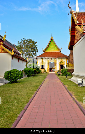 Weg zum thai-Tempel Stockfoto