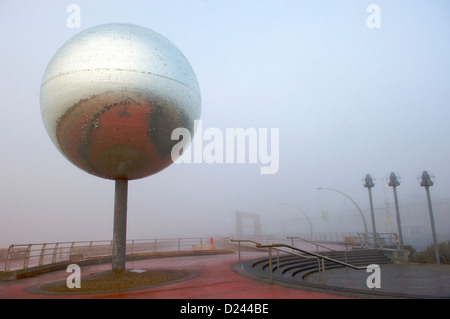 Riesige Spiegelkugel an Blackpool Promenade im Nebel Stockfoto