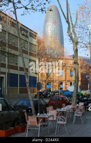 Bar Terrasse mit Torre Agbar Turm im Hintergrund, Poblenou, 22 @ District, Barcelona, Katalonien, Spanien Stockfoto