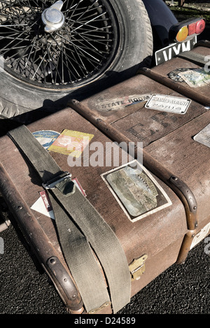 1920er Jahren Gepäck Stamm auf der Rückseite eines Oldtimers Stockfoto