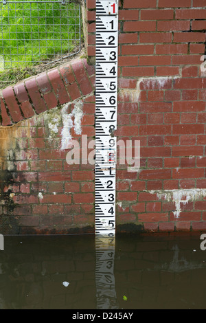 Wasserstand-Anzeige auf Schleusenwand - Eaton Socon Schloss, Fluss Great Ouse, Eaton Socon, England UK. Stockfoto