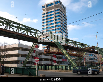 Einschienenbahn "Die Schwebebahn" in Wuppertal, Deutschland Stockfoto