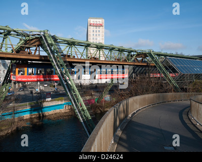 Einschienenbahn "Die Schwebebahn" in Wuppertal, Deutschland Stockfoto