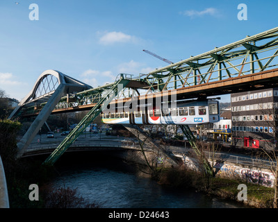 Einschienenbahn "Die Schwebebahn" in Wuppertal, Deutschland Stockfoto