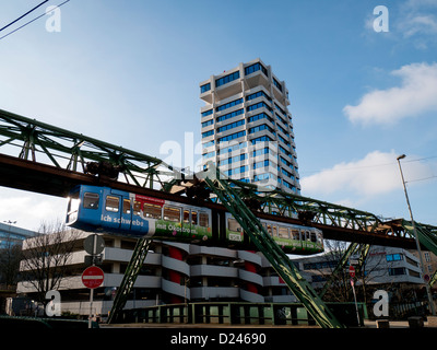 Einschienenbahn "Die Schwebebahn" in Wuppertal, Deutschland Stockfoto