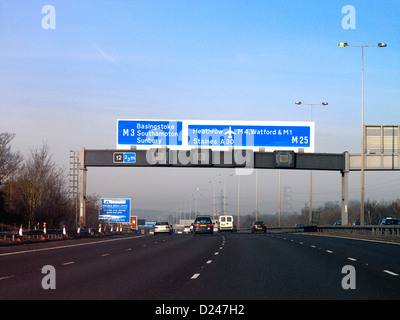 M25 Autobahn an Kreuzung mit M3 Stockfoto