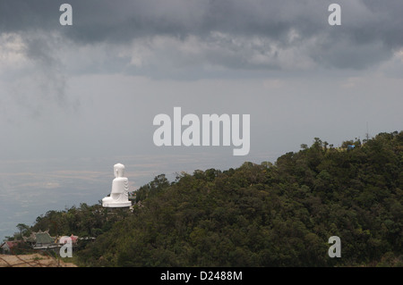 Die riesigen Siddhartha Gautama Buddha-Statue ist von Gewitterwolken nähert sich oben auf der Ba-Na-Hills-Vietnam in den Schatten gestellt Stockfoto