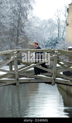 Cambridge, UK. 14. Januar 2013. Mitglieder der Universität, der mathematischen Brücke in Cambridge heute nach dem Morgen Schnee fallen. Bildnachweis: JAMES LINSELL-CLARK / Alamy Live News Stockfoto