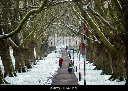 Cambridge, UK. 14. Januar 2013. Schnee auf dem Boden in Cambridge UK heute Morgen und vieles mehr wird heute erwartet. Bildnachweis: JAMES LINSELL-CLARK / Alamy Live News Stockfoto