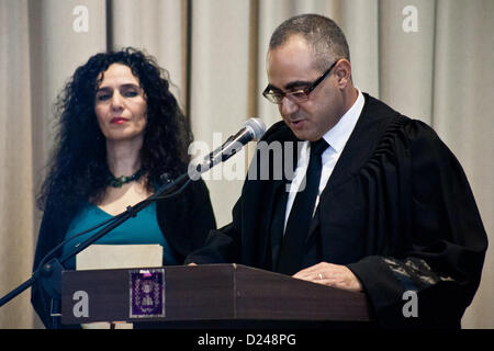 Jerusalem, Israel. 14. Januar 2013. Rechtsanwalt Mohamed Ali, Amtsgericht-Richter im Bezirk Haifa schwört Treue zum Staat und Justiz. Jerusalem, Israel. 14. Januar 2013.  Präsident Shimon Peres gewährt Ernennungsschreiben zwölf neue Richter am Presidents Residenz im Beisein von Justizminister Ya'akov Ne'eman und Honorable Asher Grunis, Präsident des Obersten Gerichts und der High Court of Justice. Stockfoto