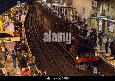 Metropolitan Nr. 1 Dampflokomotive 150 Jahren der Londoner U-Bahn spezielle Farringdon Station arbeiten. Stockfoto