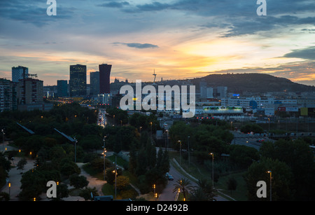 Spanien, Barcelona, Sonnenaufgang Blick auf südlichen Teil der Stadt mit den Türmen von Toyo Ito. Stockfoto