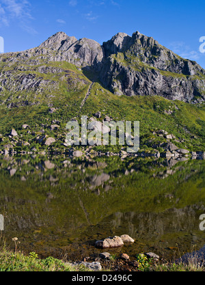 Bei der See und die umliegenden Gipfel im Bereich Hatinden auf der Insel Vestvagoy, Nord-Norwegen Stockfoto