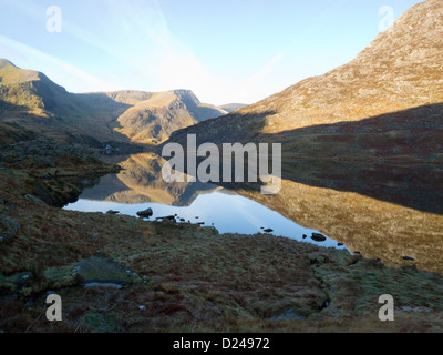 Capel Curig Gwynedd North Wales umgebenden Berge spiegeln sich in einer noch Llyn Ogwen Stockfoto