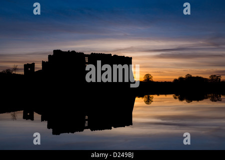 Carew Castle in Pembrokeshire, Silhouette gegen Sonnenuntergang Himmel, im Winter. Wales. Stockfoto