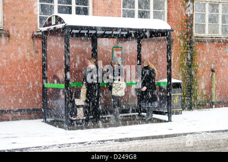 Hucknall, Notts, UK. 14. Januar 2013. Menschen in die Warteschlange für einen Bus bei starkem Schneefall in Hucknall.  Bildnachweis: Ian Francis / Alamy Live News Stockfoto