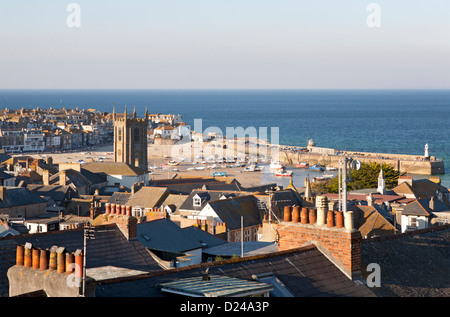 St Ives Hafen und Stadt über Schornstein Tops im Abendlicht betrachtet. Cornwall UK Stockfoto