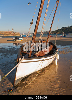 Gestrandete Yacht im Hafen von St. Ives Cornwall UK an einem sonnigen blauen Himmel-Abend Stockfoto