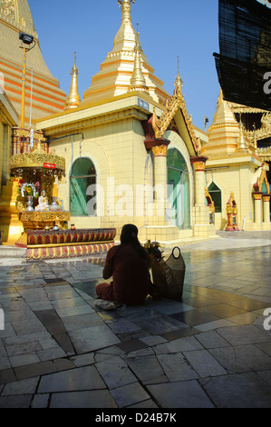 Eine burmesische Frau sitzt im Gebet/Meditation in der Sule Pagode in Yangon, Birma Stockfoto