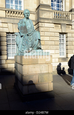 Statue des Philosophen David Hume, vom Bildhauer Alexander "Sandy" Stoddart.  High Street, Royal Mile in Edinburgh, Schottland Stockfoto