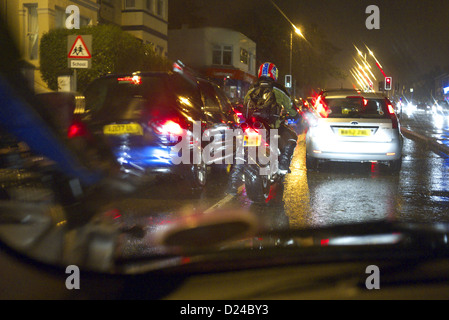 Pendeln mit dem Auto durch den Verkehr auf einer dunklen, feuchten Sie, Winterabend. Stockfoto