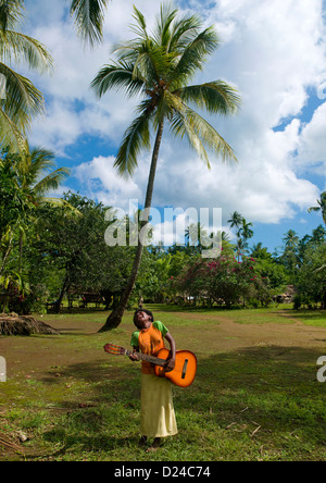 Mädchen spielt Gitarre, Trobriand Insel, Papua New Guinea Stockfoto