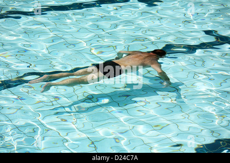 Karlovy Vary, Tschechische Republik, ein Mann in den heißen Quellen von Thermal Spa Hotel Stockfoto