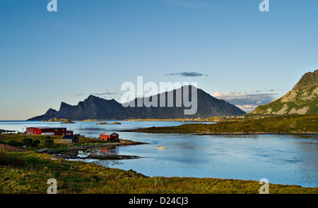 Küstenlandschaft mit den formschönen Gipfel Hustind, Flakstad, Lofoten, Nord-Norwegen Stockfoto