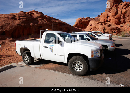 State Park Ranger Fahrzeugen in das Tal der Feuerwehr Staatspark Nevada, usa Stockfoto