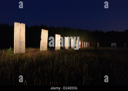 Sosnowka, Polen, gegründet Stücke der Berliner Mauer in der Nacht Stockfoto