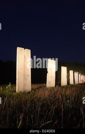 Sosnowka, Polen, gegründet Stücke der Berliner Mauer in der Nacht Stockfoto