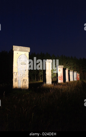 Sosnowka, Polen, gegründet Stücke der Berliner Mauer in der Nacht Stockfoto