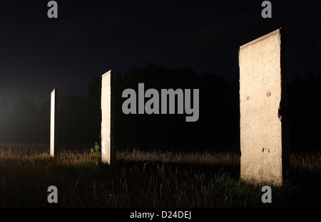 Sosnowka, Polen, gegründet Stücke der Berliner Mauer in der Nacht Stockfoto