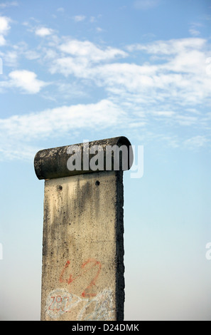 Sosnowka, Polen, ein Stück der Berliner Mauer in den Himmel Stockfoto