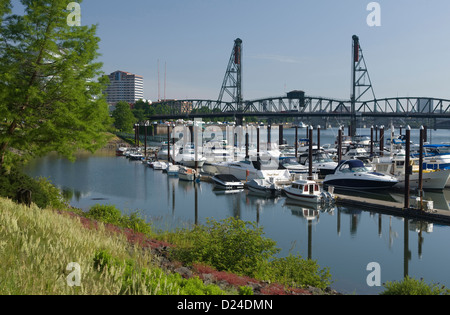 PORTLAND OREGON USA RIVER ORT MARINA HAWTHORNE BRIDGE WATERFRONT PARK WILLAMETTE RIVER Stockfoto