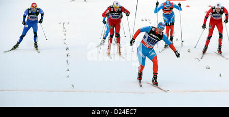 Russische Skifahrer Nikolay Morilov Himmel für den Sieg im FIS Langlauf World Cup 2012 / 13 in Liberec, Tschechische Republik, 13. Januar 2013. Von links: Ales Razym aus Tschechien, Anders Gloersen aus Norwegen, Nikita Kriukov aus Russland und Paal Golberg aus Norwegen. (Foto/Michal Kamaryt CTK) Stockfoto
