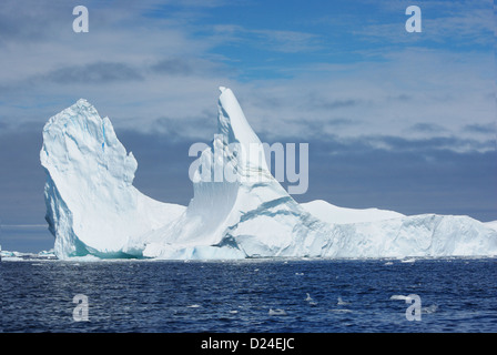Eisberg mit zwei Scheitelpunkte im Ozean schwimmen. Stockfoto