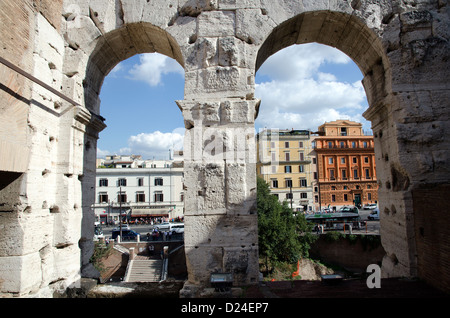 Blick auf Piazza del Colosseo vom Kolosseum - Rom, Italien Stockfoto