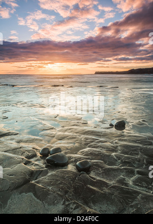 Kimmeridge leisten bei Sonnenuntergang Kimmeridge Bay Jurassic Coast Dorset UK Stockfoto