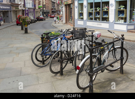 Fahrradständer vor dem Laden Fabricus grün feine Juwelen auf High Street Shrewsbury. Stockfoto