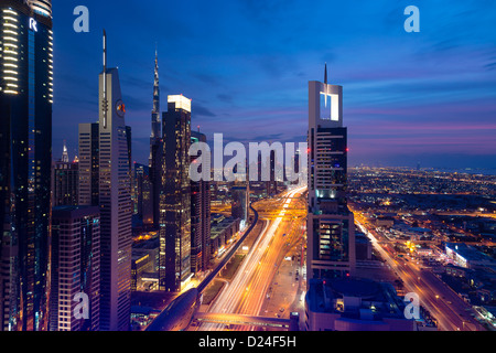 Dubai Stadt Skyline Blick bei Sonnenuntergang, Nacht mit Textfreiraum. Blick vom Dach Innenstadt suchen Sheik Zayed Road mit Glanz Stockfoto