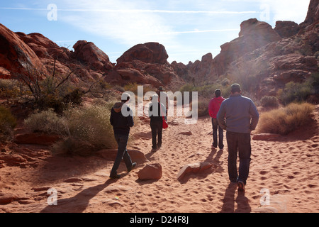 Touristen zu Fuß durch Mäuse Tank Trail Tal des Feuers Staatspark Nevada Usa lens flare Stockfoto